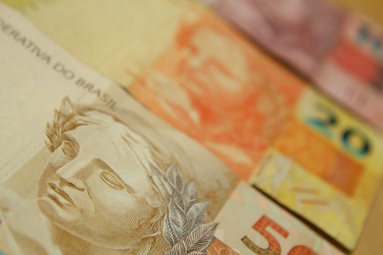 Poupança passa a render 1,4% ao ano com Selic a 2%