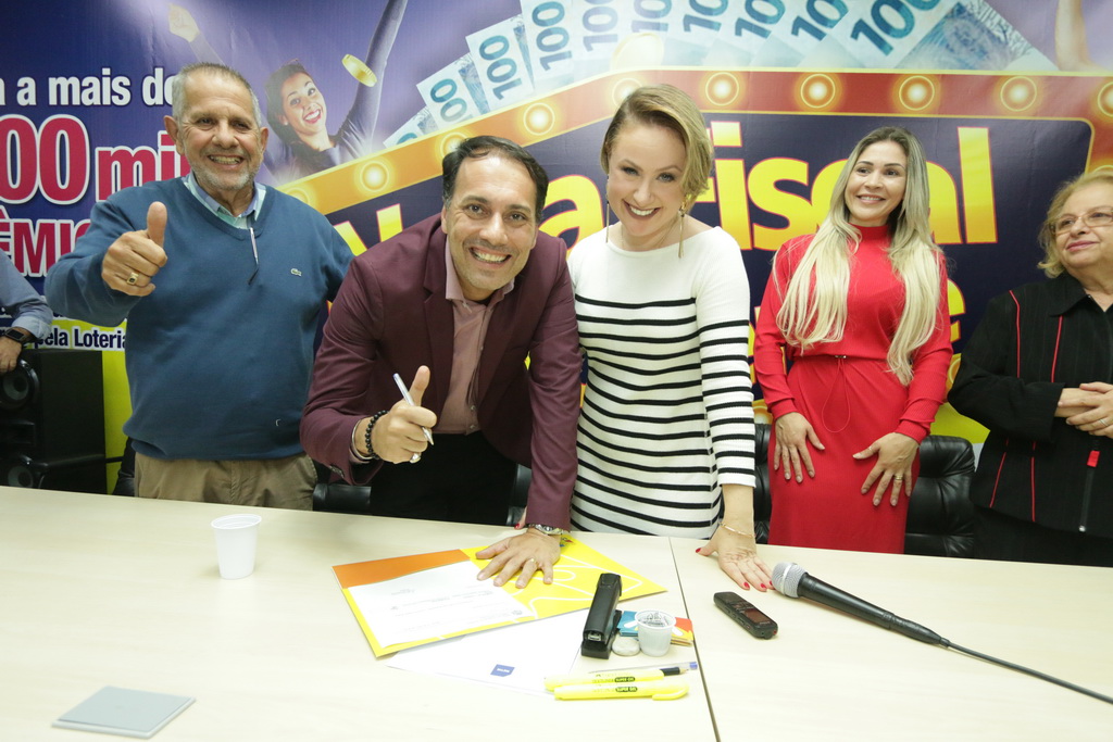 Atila anuncia Vanessa como secretária e futura sucessora