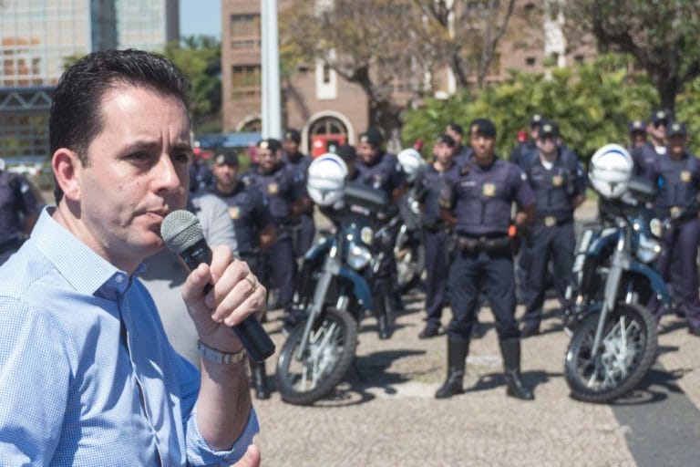Vistoria de Paulinho Serra a UBS acaba em tumulto; Veja vídeo