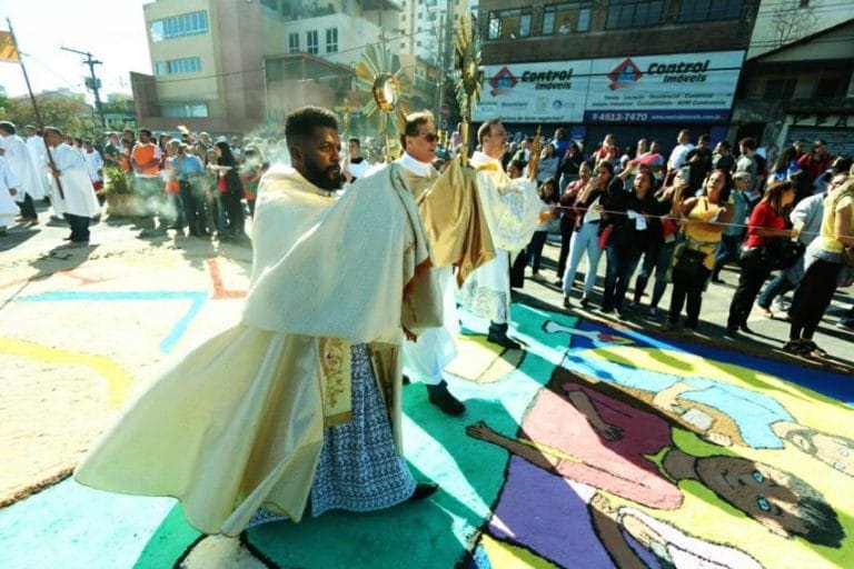 Missa de Corpus Christi reúne 15 mil fiéis em Mauá