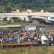 Moradores de S.Bernardo fazem passeata e ato para apoiar caminhoneiros