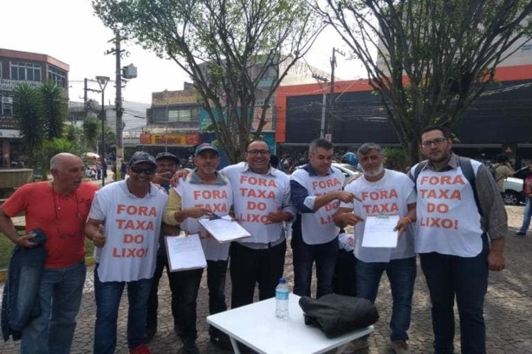 Movimento coleta 4,6 mil assinaturas contra taxa do lixo