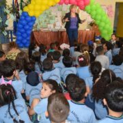 Para incentivar leitura, escritora doa cerca de mil livros em Santo André