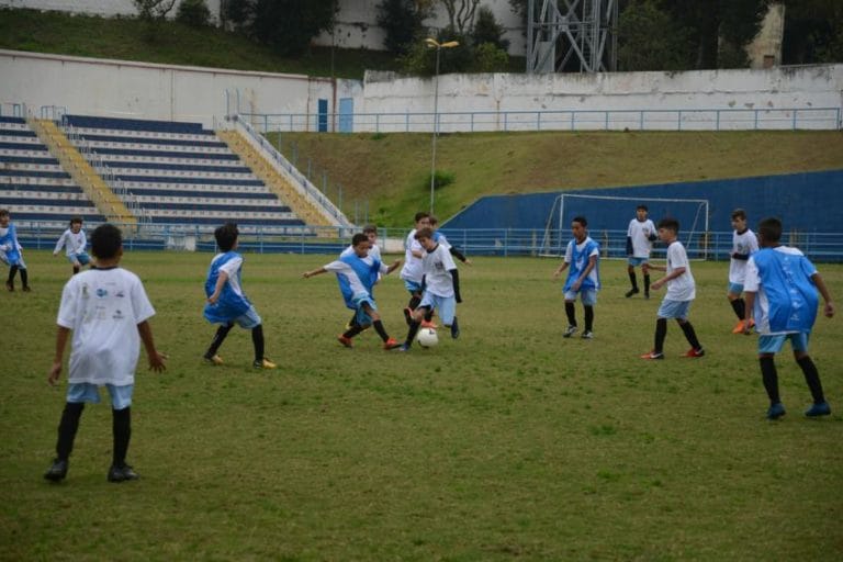 Meninos de Ouro vivenciam dia de atleta profissional no Bruno Daniel