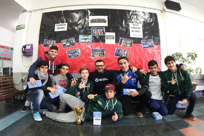 Apresentador da ESPN visita escola de SCS que venceu jogos eletrônicos