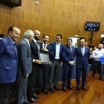 Com presença de 3 prefeitos do ABCD, Bruno Covas recebe título