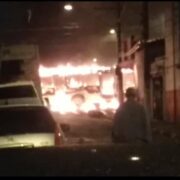 Ônibus é incendiado por criminosos em Diadema