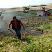 Fogos de artifício provocam incêndio ao lado da estação de trem de Ribeirão Pires