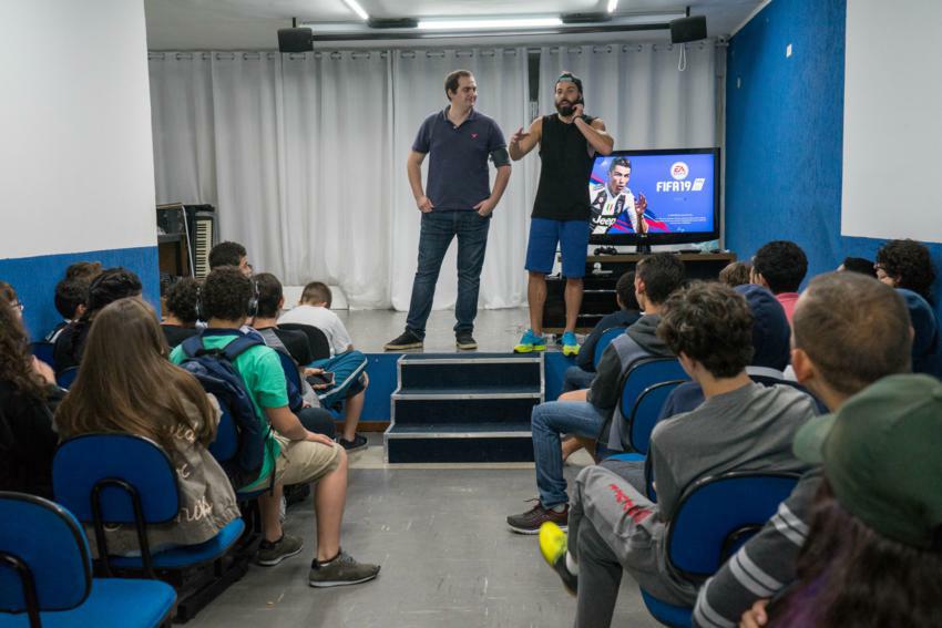 João Paulo Cappellanes faz visita aos alunos do Colégio Cia do Saber