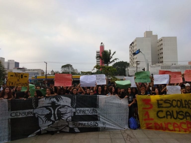 Alunos protestam na Câmara e exigem documento de Auricchio sobre ensino médio