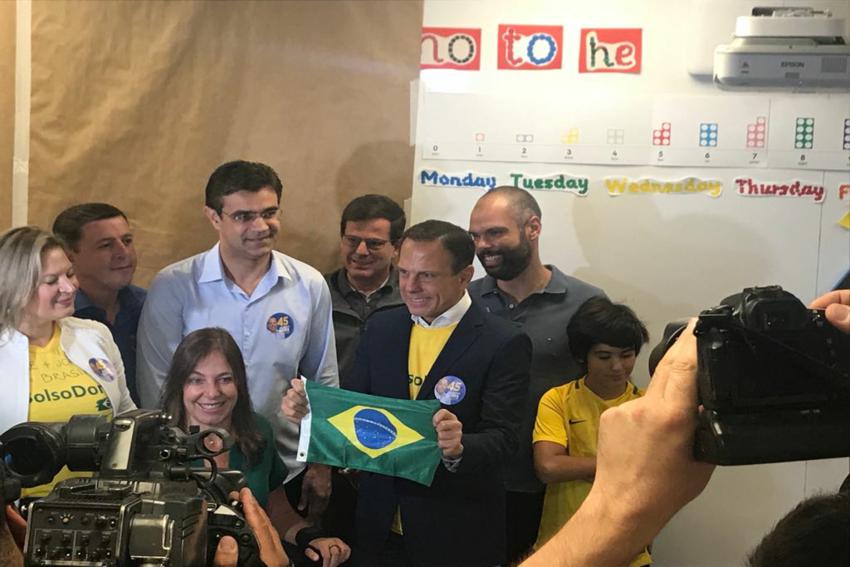 Doria vota ao lado de Orlando Morando e reclama de campanha suja