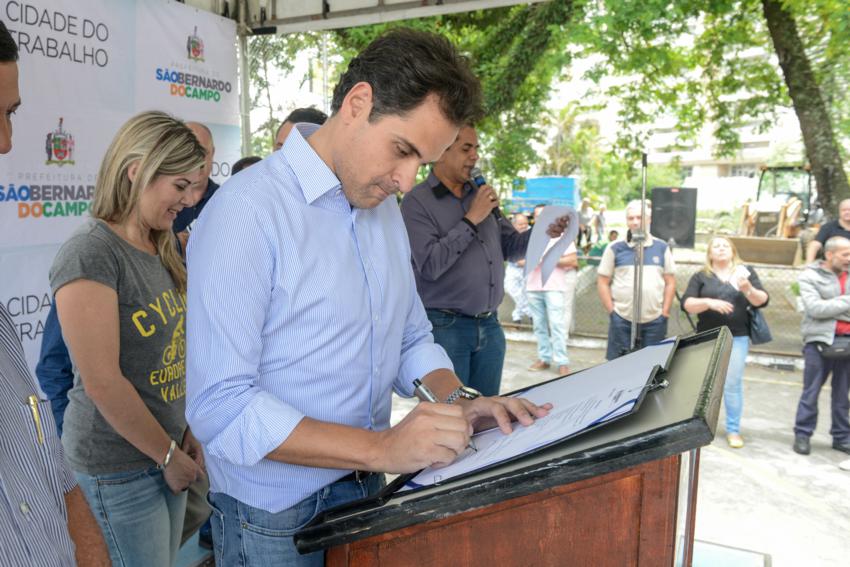 Prefeito em exercício de S.Bernardo autoriza obra em praça no Jd. do Mar