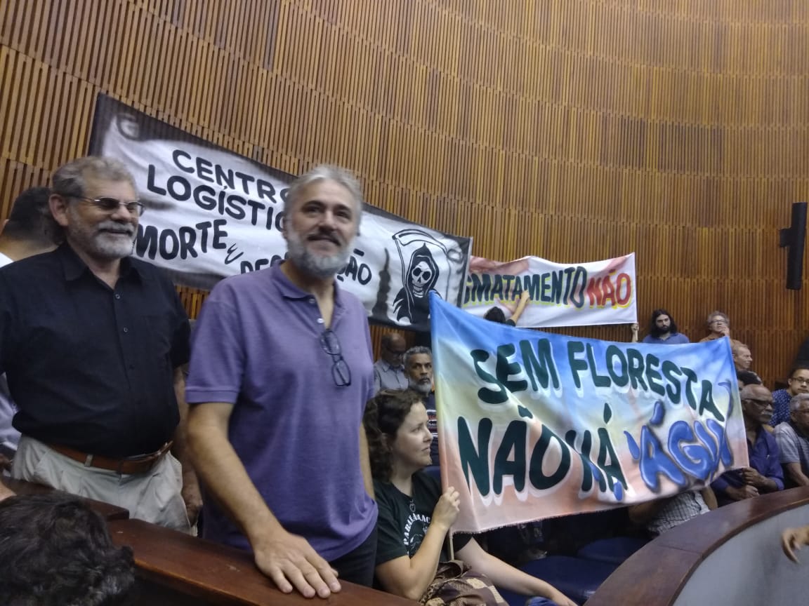 Manifestantes em Sto.André cobram votação de projeto que barra centro logístico