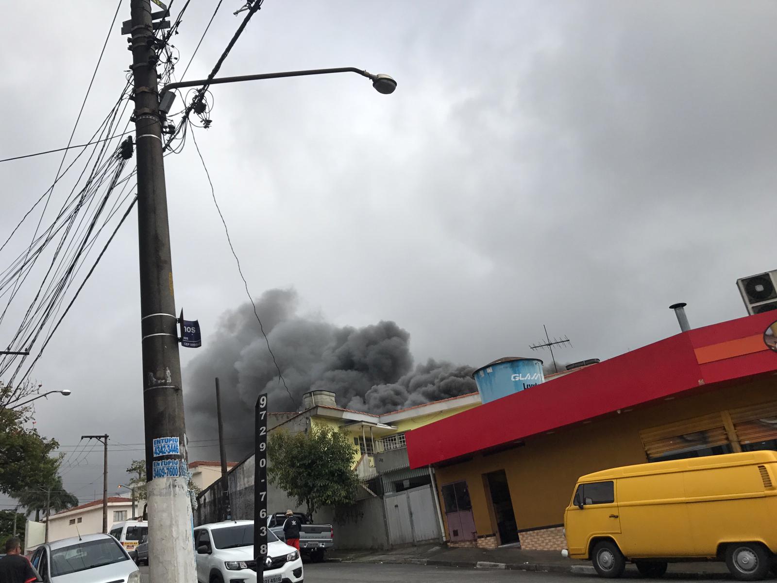 Desmanche de Diadema pega fogo e atinge igreja