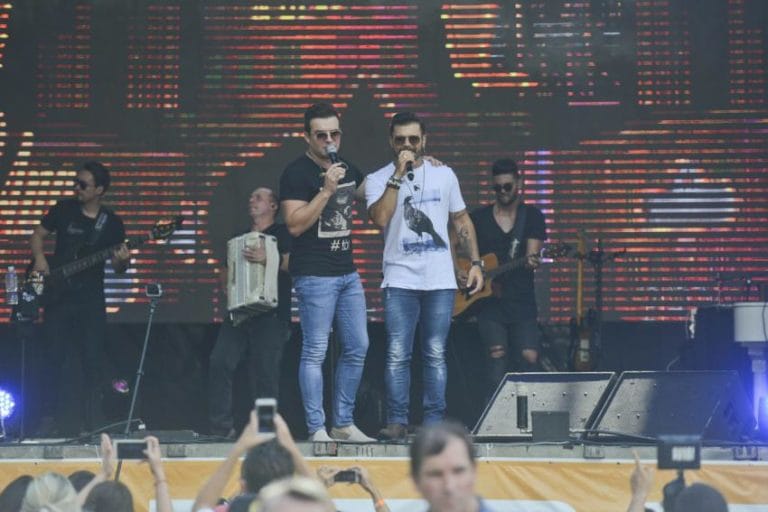 Dupla Marcos & Belutti atrai 15 mil pessoas no Festival de Verão do Riacho Grande