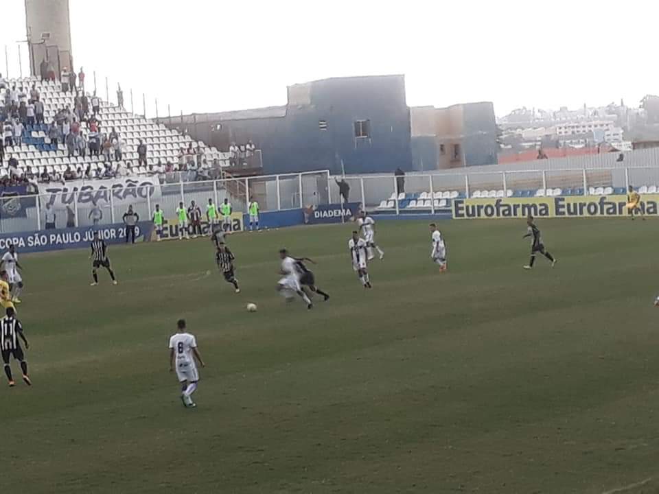 Em jogo do Água Santa, dois jogadores passam mal após queda de raio