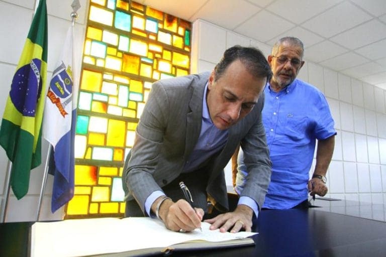 Atila toma posse como prefeito após ficar 67 dias longe do cargo
