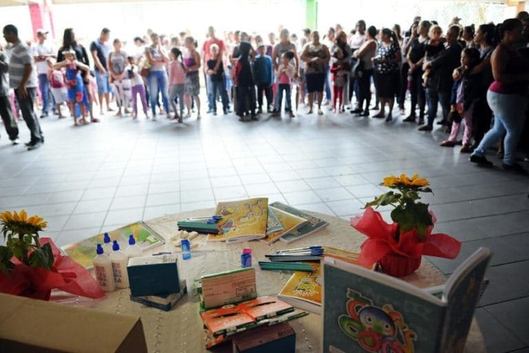 Diadema entrega kit de material escolar para 33 mil alunos