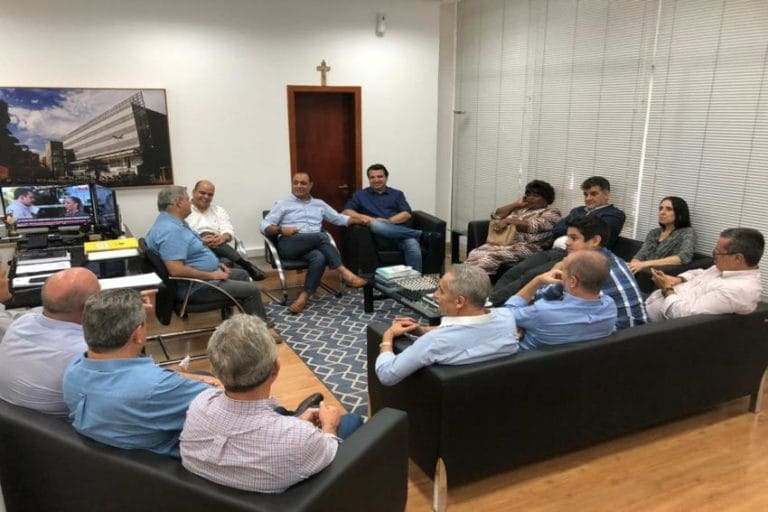Auricchio busca aproximação com Câmara e se reúne com 16 vereadores