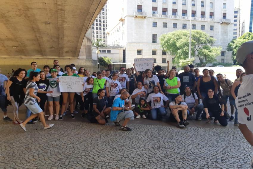 Após namorada ser morta pelo companheiro, moradores de S.Caetano protestam