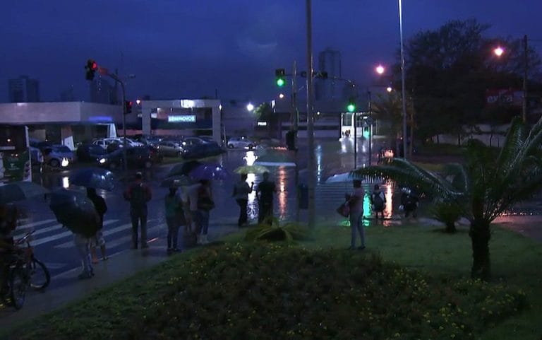 Chuva forte causa alagamentos e congestionamentos no ABCD
