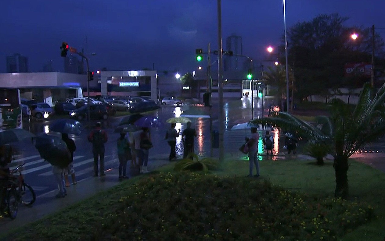 Chuva forte causa alagamentos e congestionamentos no ABCD