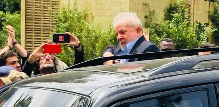 Lula se despede de neto em velório realizado em São Bernardo