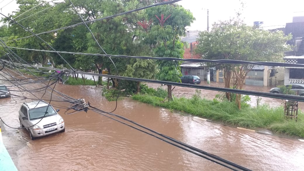 Chuva provoca alagamentos, interdição da Anchieta e trens parados