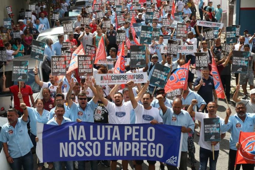 Trabalhadores fazem passeata contra fechamento da Ford em S.Bernardo