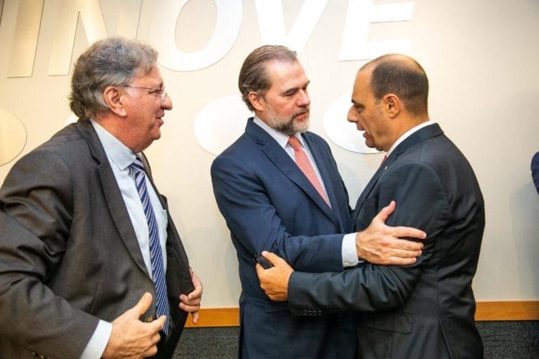 Auricchio se encontra Tóffoli e defende fortalecimento da democracia