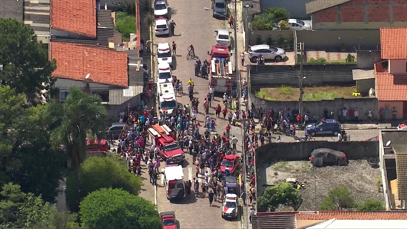 Atiradores invadem escola em Suzano e matam cinco alunos alunos e 2 funcionárias