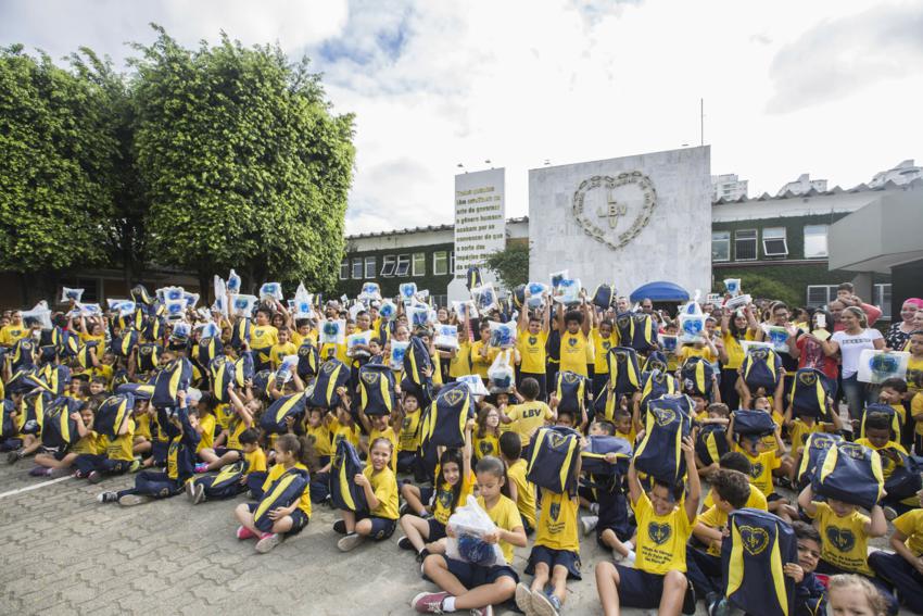 Campanha da LBV entrega kits de material escolar para estudantes