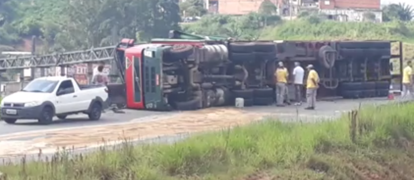 Caminhão tomba em Mauá na alça que dá acesso ao Rodoanel