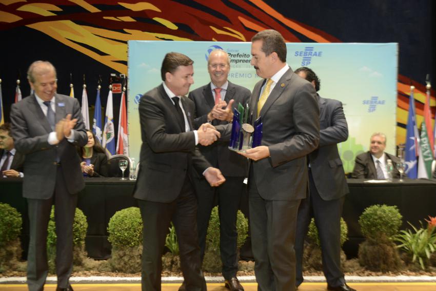 Orlando Morando é premiado “Prefeito Empreendedor” do Sebrae-SP