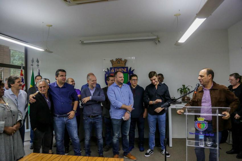 Auricchio pede licença e transmite cargo ao vice Beto Vidoski