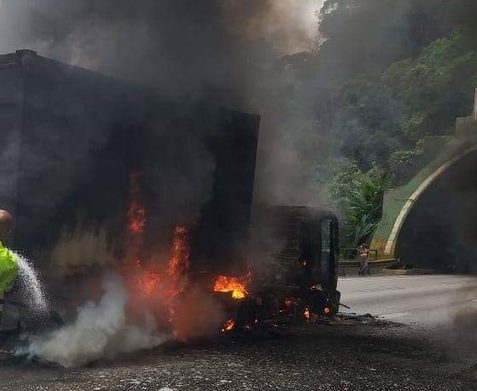 Carreta pega fogo e Rodovia dos Imigrantes é bloqueada