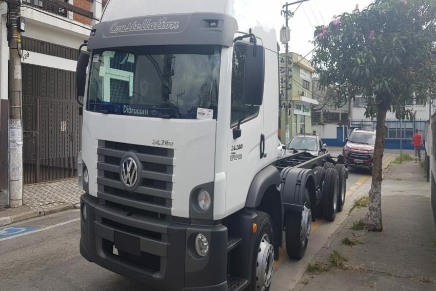 Ladrão rouba caminhão 0 km em Mauá e faz motorista de refém