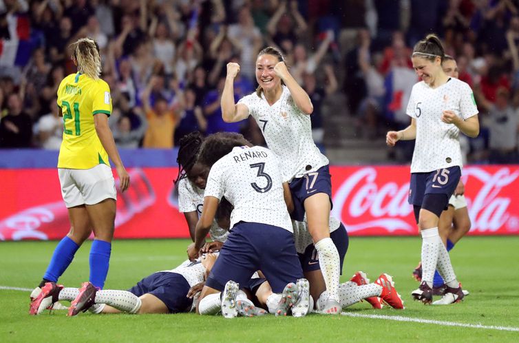 Brasil perde para França e dá adeus à Copa do Mundo