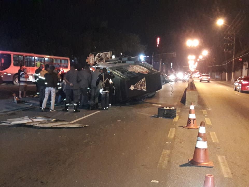 Em Ribeirão Pires, carretilha com cavalos tomba