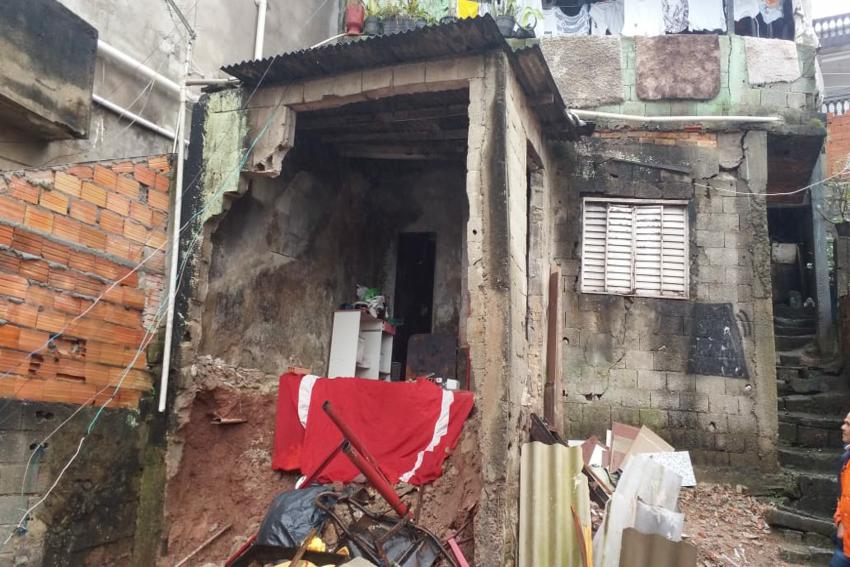 Casa desaba em Mauá e deixa uma vítima com ferimentos