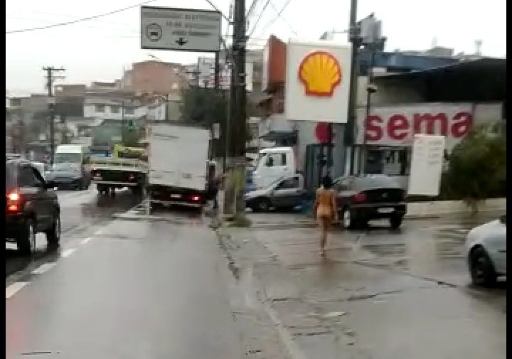 Mulher anda nua nas ruas de Mauá e surpreende moradores