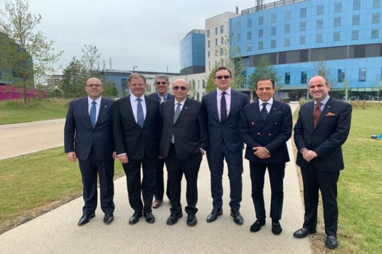No exterior, Doria assina acordo com indústria farmacêutica e beneficia Hospital das Clínicas