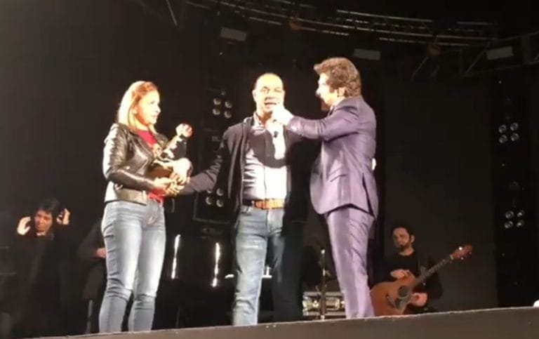 Daniel faz show em S.Caetano e dá imagem de Nossa Senhora a Auricchio
