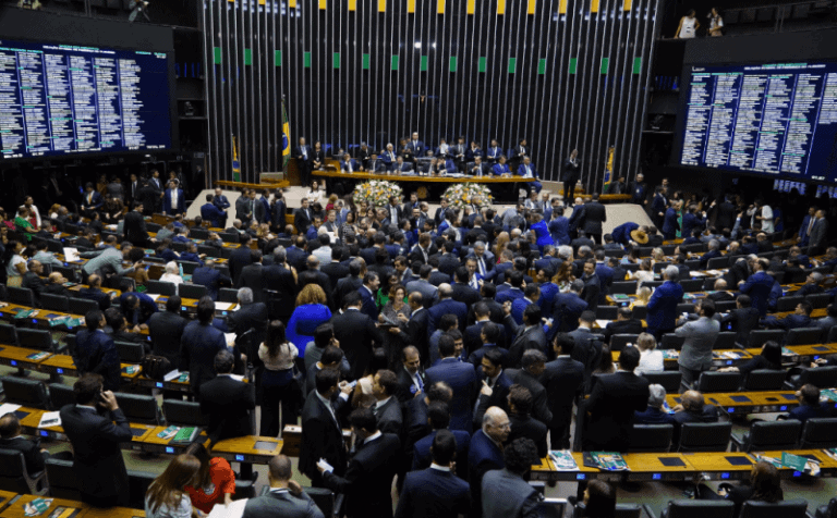 Deputados aprovam mudanças em regras de pensão e para mulheres