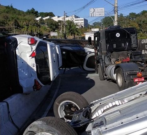 Cegonheiro carregado tomba em São Bernardo