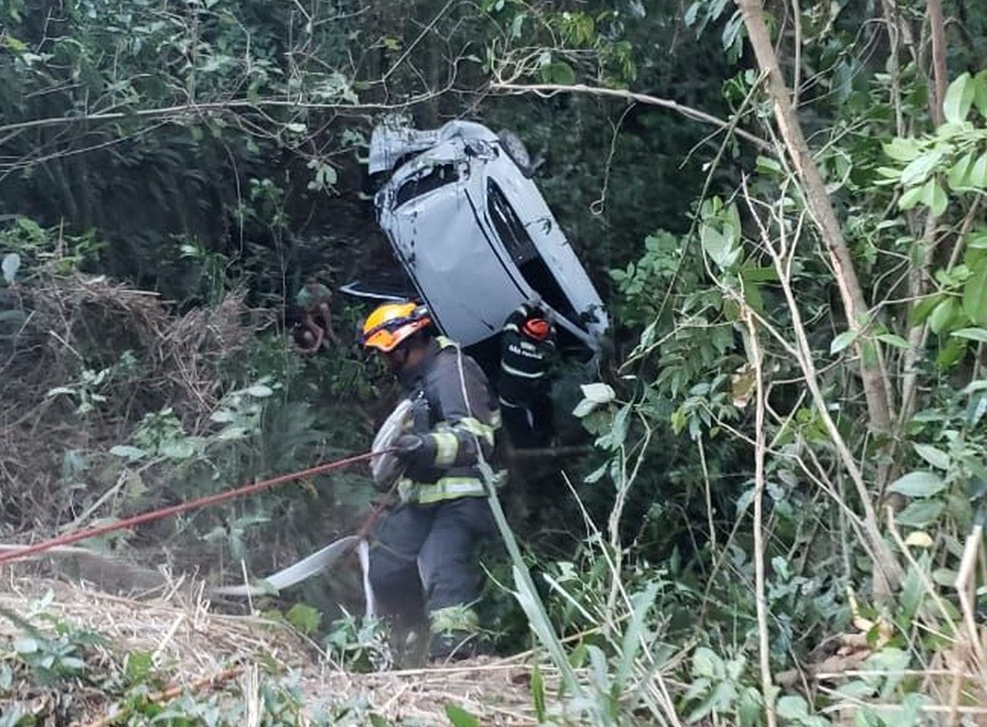 Família de S.Bernardo  cai com carro em ribanceira e é regatada