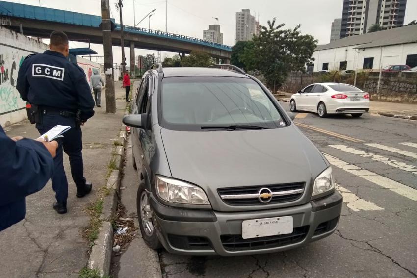 Operação contra transporte clandestino apreende 2 carros em Mauá