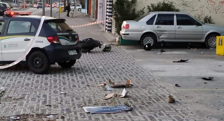 Ladrões com moto roubada batem em carro e um deles morre em Sto.André