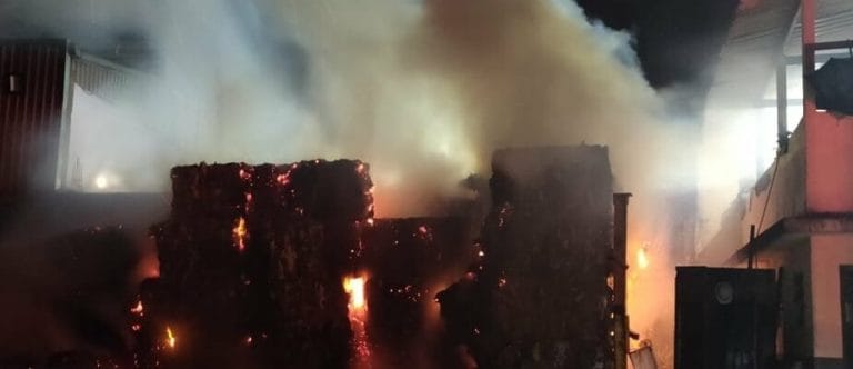 Incêndio destrói galpão de reciclagem em Diadema