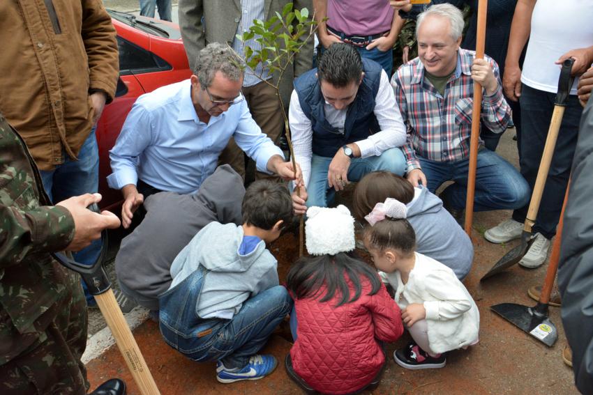 Santo André realiza plantio de 400 árvores no Parque Marajoara